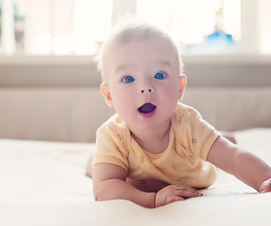 Pieds de bébé enveloppés dans une couverture
